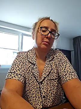 Snapshot of MariaRichi_ chatting on 4, 3, 2025 MariaRichi  online show from 4, 3, 2025