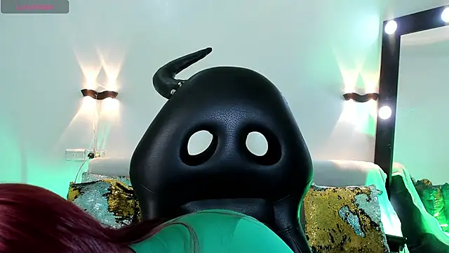 Snapshot of Emili_Roux chatting on 4, 4, 2026 Emili Roux online show from 4, 4, 2026