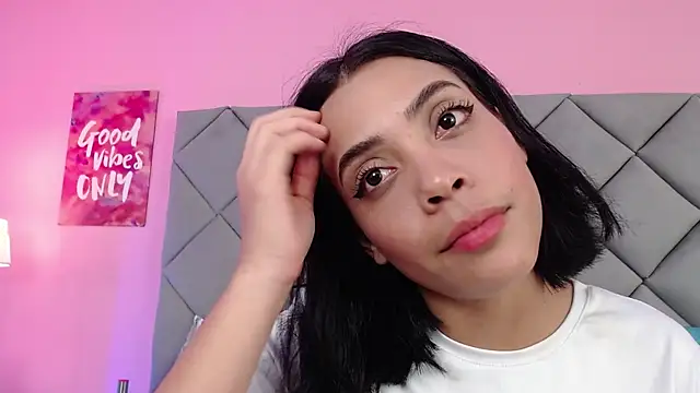 SaraSchmitt online show from 6, 3, 2025