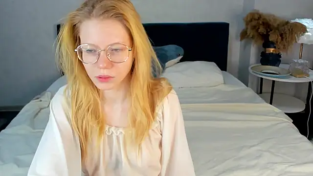 Snapshot of Esme_Runn chatting on 11, 4, 2026 Esme Runn online show from 11, 4, 2026