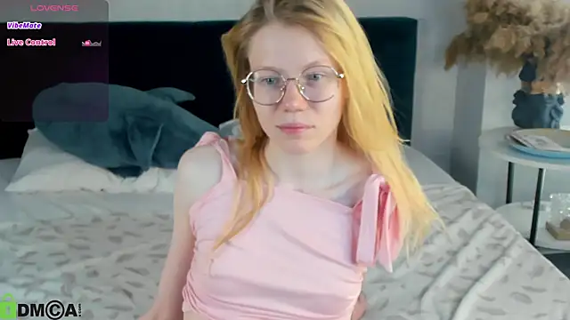 Snapshot of Esme_Runn chatting on 6, 5, 2026 Esme Runn online show from 6, 5, 2026