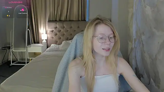 Snapshot of Esme_Runn chatting on 3, 7, 2026 Esme Runn online show from 3, 7, 2026