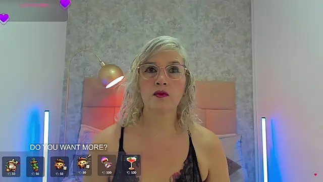 Snapshot of CarolinaGlamour chatting on 4, 5, 2026 CarolinaGlamour online show from 4, 5, 2026