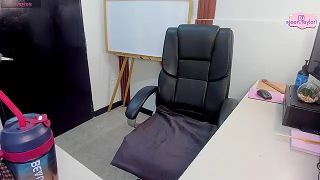 Snapshot of Jeen_Taylor chatting on 3, 6, 2026 Jeen Taylor online show from 3, 6, 2026