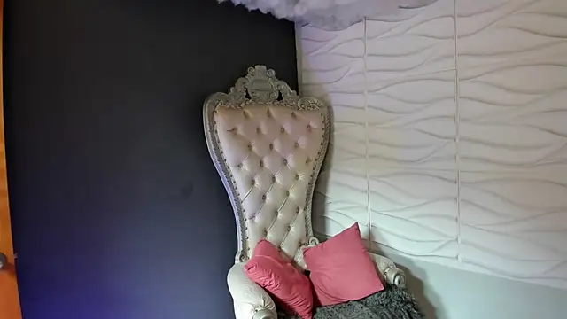 Layla 707 online show from 10, 4, 2026