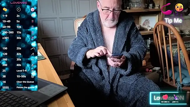 Adamdaddybear online show from 15, 10, 2025