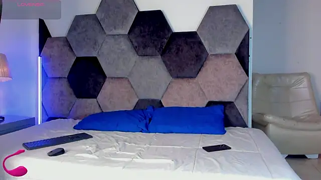 Latrellx7 online show from 7, 3, 2026