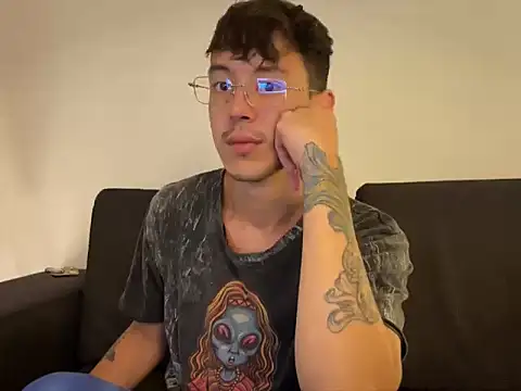 Snapshot of TheLeinad_Live chatting on 17, 10, 2025 TheLeinad Live online show from 17, 10, 2025