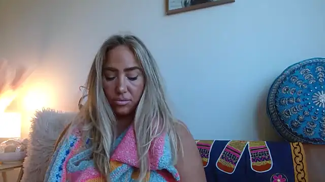 Snapshot of sunshinekisses chatting on 8, 10, 2025 sunshinekisses online show from 8, 10, 2025