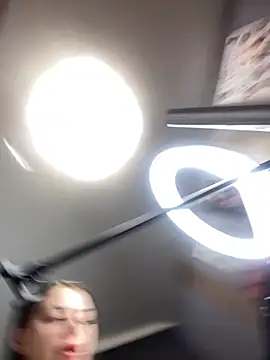 Lola Hale online show from 18, 2, 2026