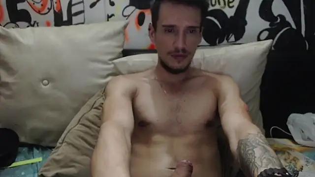 Snapshot of roystonee01 chatting on 18, 10, 2025 roystonee01 online show from 18, 10, 2025