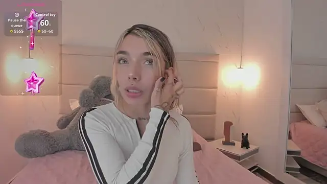 Mollymoon1 online show from 2, 12, 2025