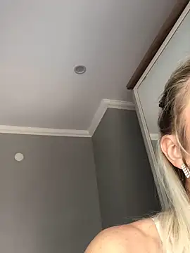 Diamond Bunny  online show from 14, 3, 2025