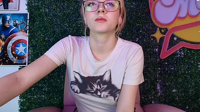 Snapshot of Cloe_five chatting on 15, 12, 2025 Cloe five online show from 15, 12, 2025