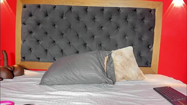 YayaHilton online show from 9, 10, 2025