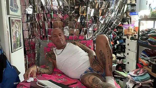 Snapshot of joeytatts66 chatting on 19, 4, 2026 joeytatts66 online show from 19, 4, 2026