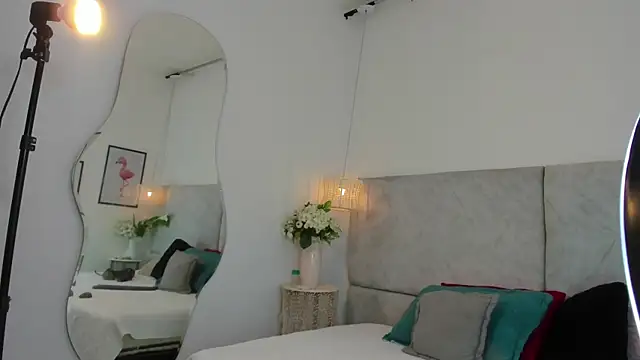 naomiii   online show from 15, 11, 2025