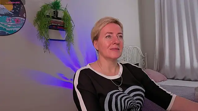 Nika Smit online show from 8, 11, 2025