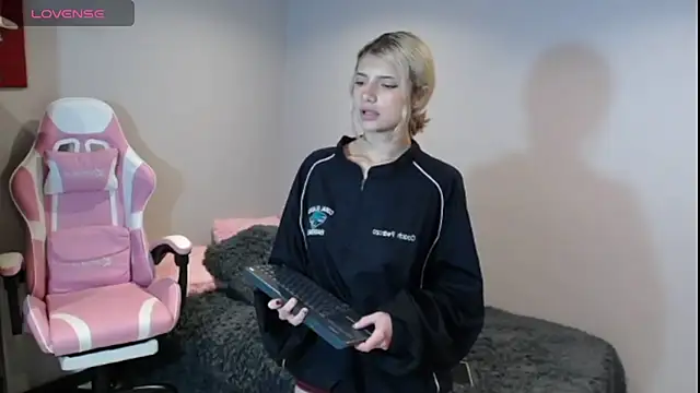 Snapshot of HiScarlett chatting on 3, 2, 2025 HiScarlett online show from 3, 2, 2025