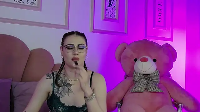 Abby  White online show from 17, 4, 2026