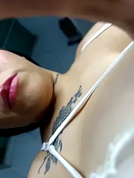 Snapshot of BigTits_Kitty chatting on 5, 12, 2025 BigTits Kitty online show from 5, 12, 2025