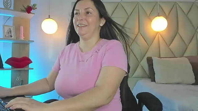 Snapshot of angelswets chatting on 4, 5, 2026 angelswets online show from 4, 5, 2026