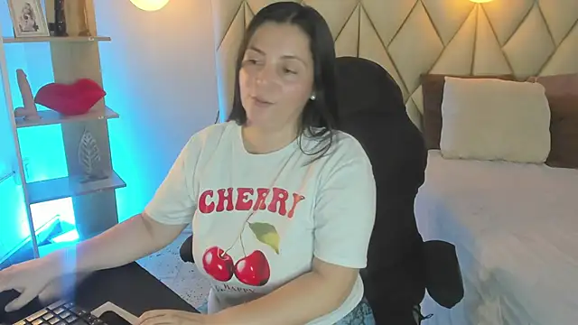 Snapshot of angelswets chatting on 19, 5, 2026 angelswets online show from 19, 5, 2026