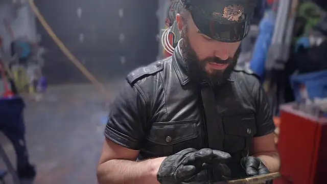leatherpupmtl online show from 24, 10, 2025