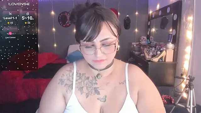 Snapshot of Ivonnee__ chatting on 12, 3, 2025 Ivonnee   online show from 12, 3, 2025