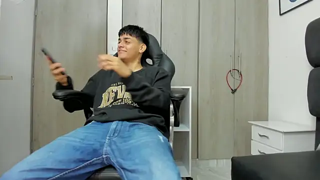 Snapshot of Yef_Thin chatting on 3, 2, 2025 Yef Thin online show from 3, 2, 2025