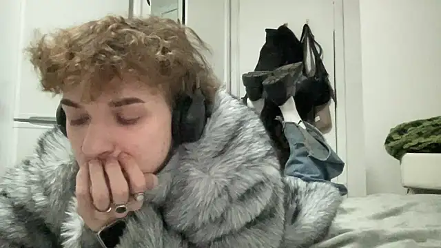 Snapshot of KissesBoy chatting on 28, 11, 2025 KissesBoy online show from 28, 11, 2025