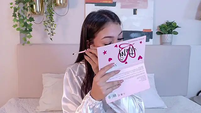 MiaOconner online show from 1, 2, 2025