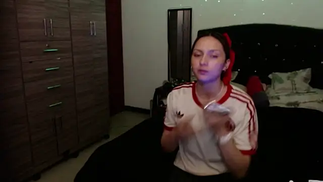 Snapshot of holy_juli chatting on 18, 6, 2026 holy juli online show from 18, 6, 2026