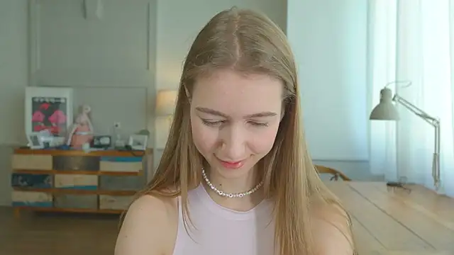 Snapshot of solar_bella chatting on 8, 2, 2025 solar bella online show from 8, 2, 2025