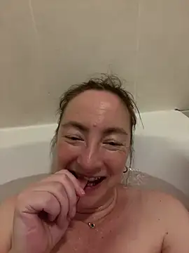 Snapshot of LouiseTswing chatting on 8, 1, 2025 LouiseTswing online show from 8, 1, 2025