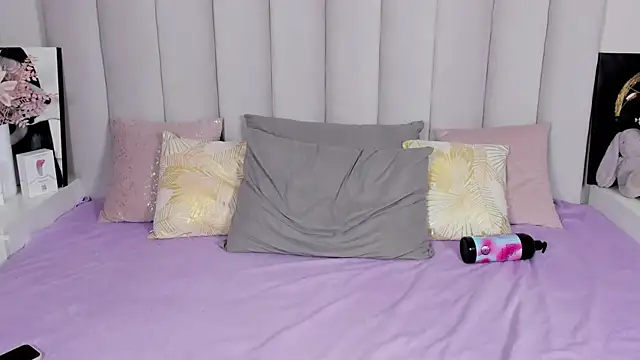 MiaKarlos online show from 6, 4, 2026