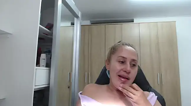 Snapshot of RoxanaLove9 chatting on 5, 1, 2025 RoxanaLove9 online show from 5, 1, 2025