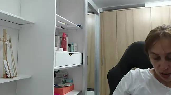 Snapshot of RoxanaLove9 chatting on 11, 1, 2025 RoxanaLove9 online show from 11, 1, 2025