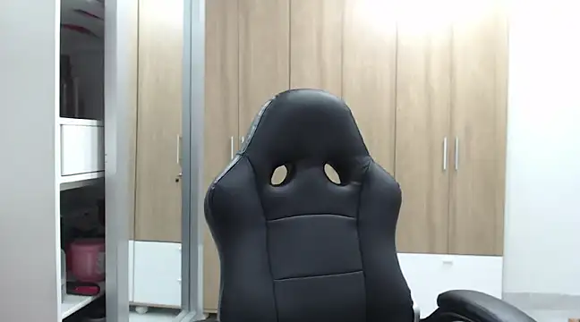 Snapshot of RoxanaLove9 chatting on 11, 2, 2025 RoxanaLove9 online show from 11, 2, 2025