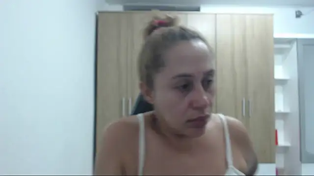 Snapshot of RoxanaLove9 chatting on 15, 9, 2025 RoxanaLove9 online show from 15, 9, 2025