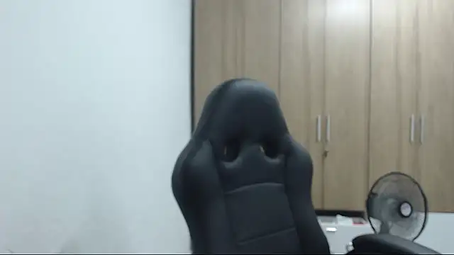 Snapshot of RoxanaLove9 chatting on 24, 9, 2025 RoxanaLove9 online show from 24, 9, 2025