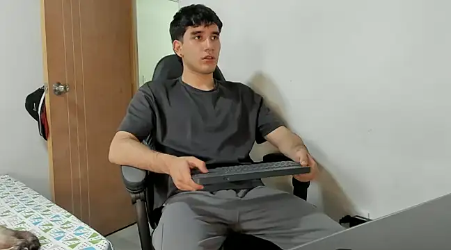 Snapshot of leo030809 chatting on 2, 12, 2024 leo030809 online show from 2, 12, 2024