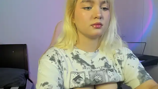 Snapshot of Pretty__zoe chatting on 4, 10, 2025 Pretty  zoe online show from 4, 10, 2025