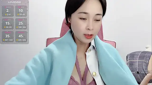 Snapshot of Qwi-V1 chatting on 8, 2, 2025 Qwi-V1 online show from 8, 2, 2025