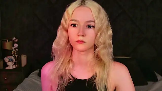 Snapshot of NaomiLoys chatting on 8, 9, 2025 NaomiLoys online show from 8, 9, 2025