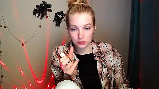 Snapshot of Queen_ofLove chatting on 2, 5, 2026 Queen ofLove online show from 2, 5, 2026