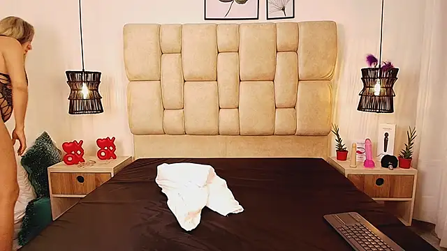 AdharaSmithh online show from 26, 2, 2025