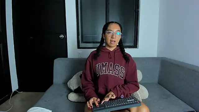 NAHOMI MILLER online show from 28, 11, 2025