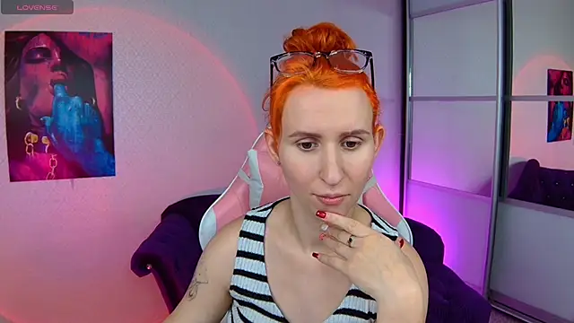 Snapshot of AliceBYKiss chatting on 2, 2, 2025 AliceBYKiss online show from 2, 2, 2025