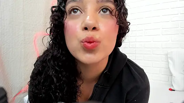 Snapshot of Julieta_333 chatting on 24, 2, 2025 Julieta 333 online show from 24, 2, 2025